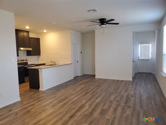 559 Dakota Crk New Braunfels, TX 78130 photo 3