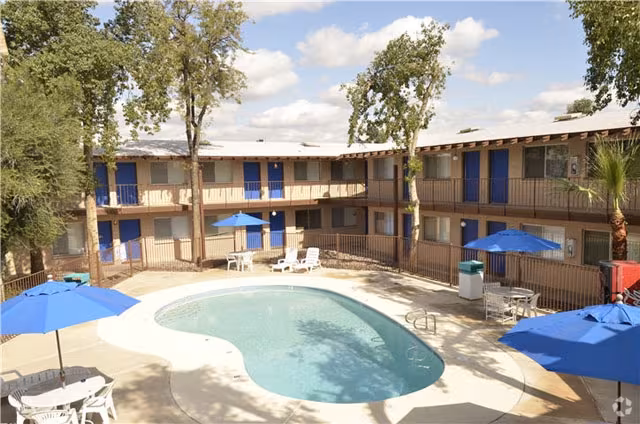 Chateau Gardens Apartments photo 3