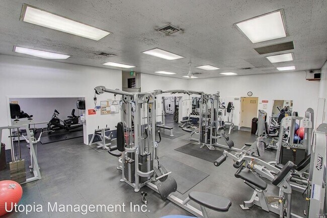 TOP FLOOR 1 BEDROOM with RESORT AMENITIES just 15 MIN. FROM SF photo 5