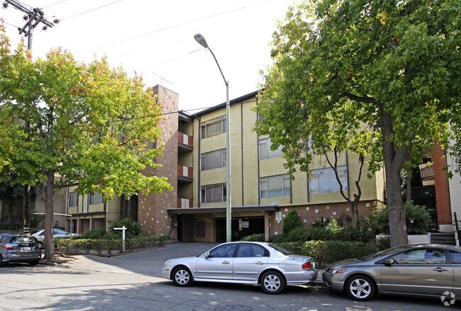 Lee Crest Apartments photo 2