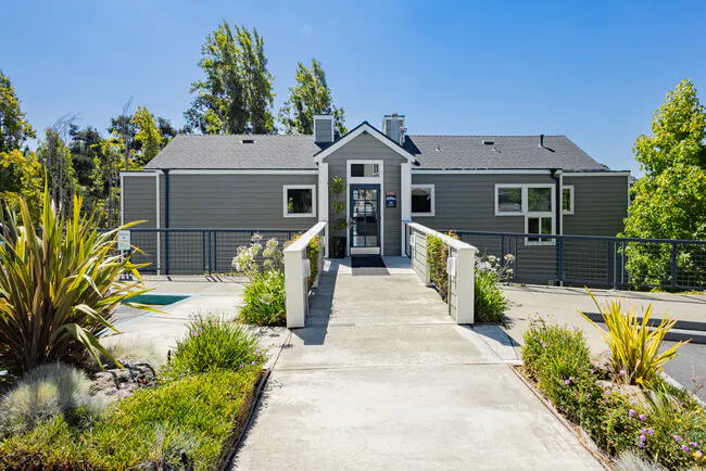 Hillcrest Apartments photo 2