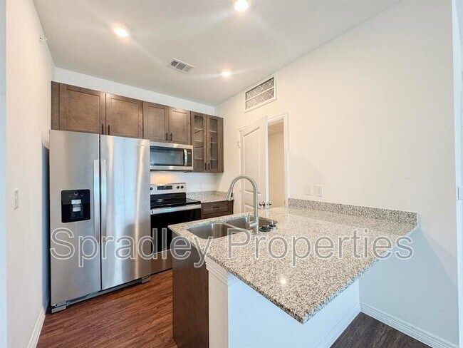 1124 W Ave O Belton, TX 76513 photo 4