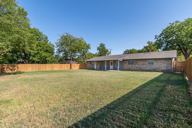 208 W. Fourth St. Justin, TX 76247 photo 5