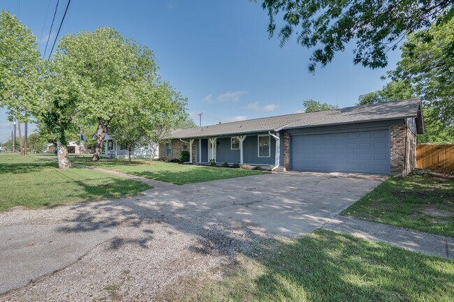 208 W. Fourth St. Justin, TX 76247 photo 3