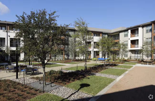 Axis Marketplace photo 2