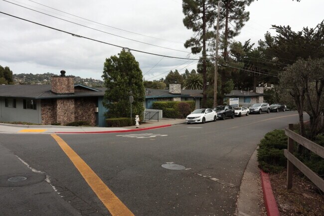 2220 Lake Rd Belmont, CA 94002 photo 2