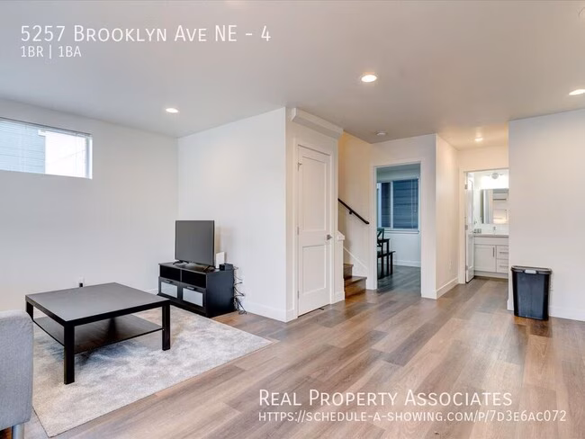 5257 Brooklyn Ave NE Seattle, WA 98105 photo 2