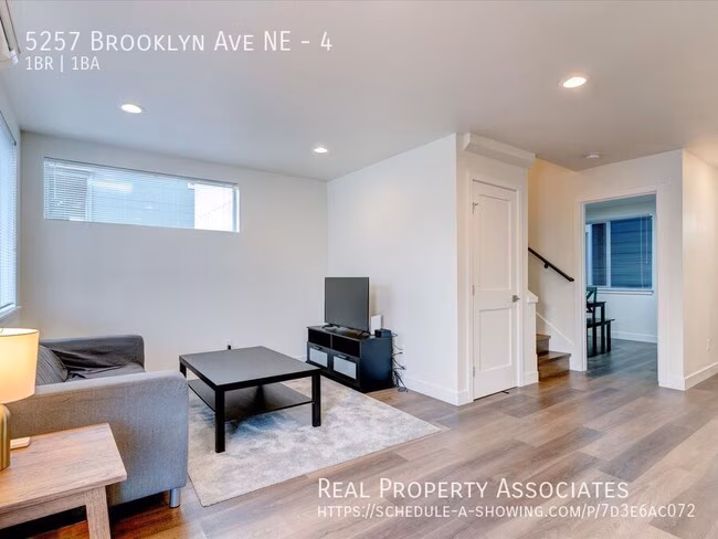 5257 Brooklyn Ave NE Seattle, WA 98105 photo 3