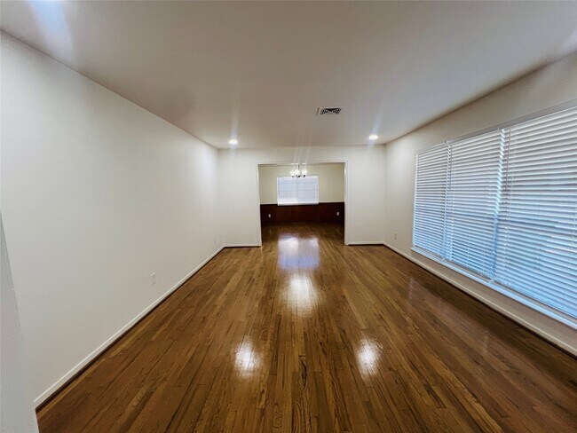 5511 Willowbend Boulevard, Houston, TX 77096 photo 4