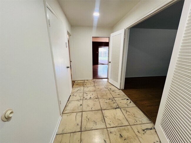 5511 Willowbend Boulevard, Houston, TX 77096 photo 3