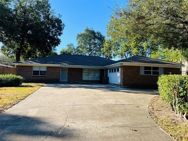 5511 Willowbend Boulevard, Houston, TX 77096 photo 2