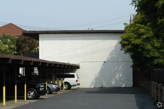 Hacienda Apartments photo 5