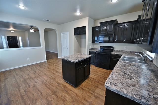 916 Iona Drive, Fort Worth, TX 76120 photo 4