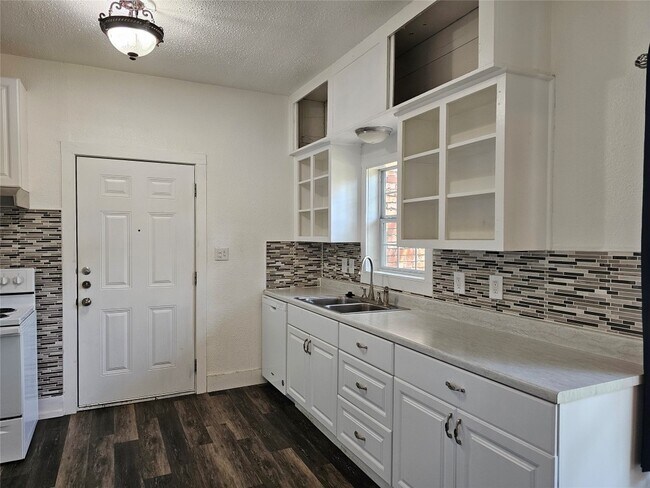 210 S Mustang Ave Cedar Park, TX 78613 photo 4