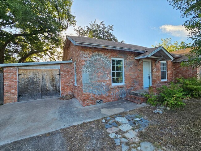 210 S Mustang Ave Cedar Park, TX 78613 photo 2