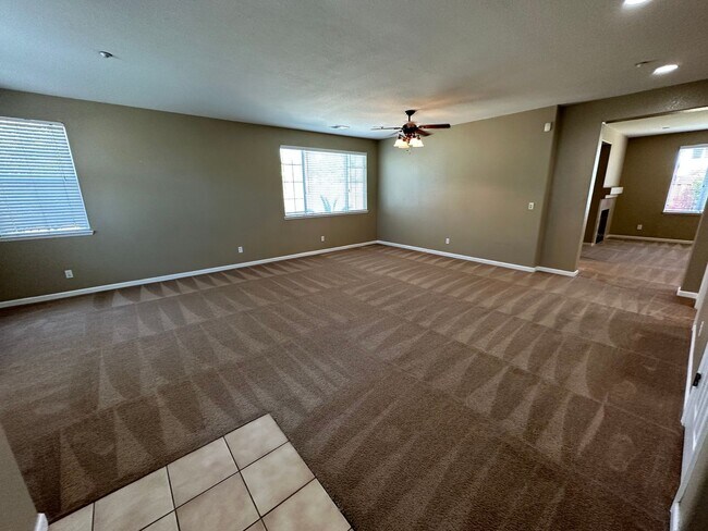 Beautiful 4 Bedroom 3 Bath Shadow Lakes Home photo 3