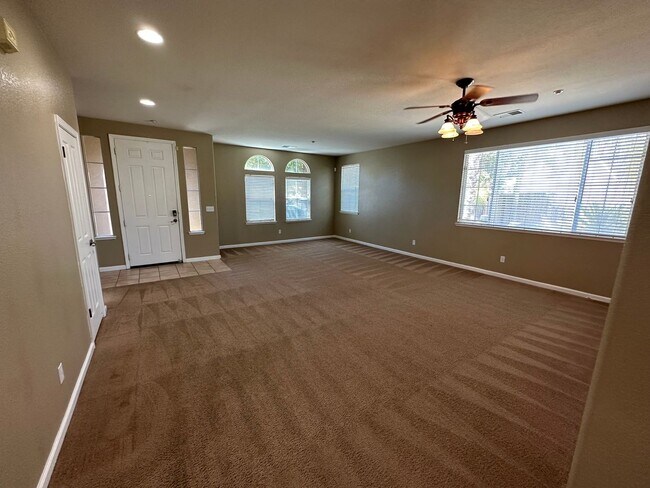 Beautiful 4 Bedroom 3 Bath Shadow Lakes Home photo 4