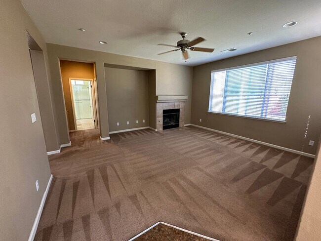 Beautiful 4 Bedroom 3 Bath Shadow Lakes Home photo 5