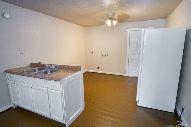 1319 Dawson St San Antonio, TX 78202 photo 5