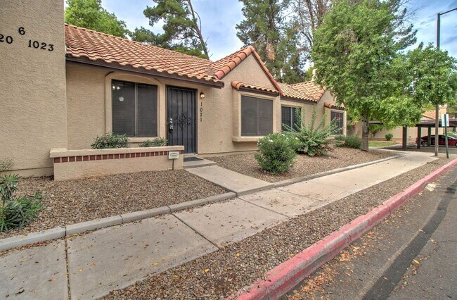 921 W UNIVERSITY Drive photo 4
