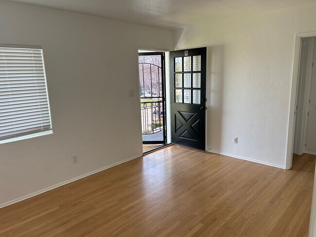 4208 Fanuel St San Diego, CA 92109 photo 4