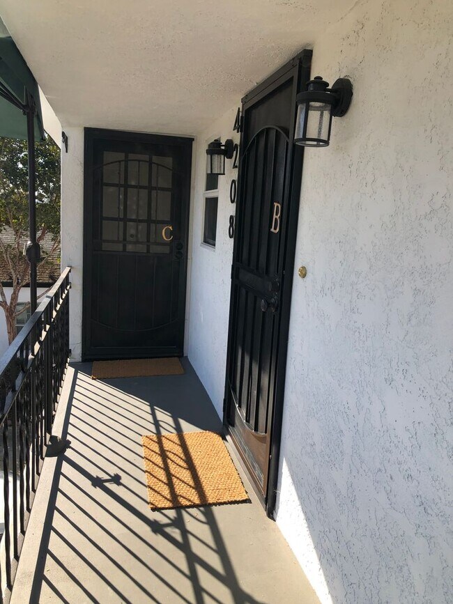 4208 Fanuel St San Diego, CA 92109 photo 3