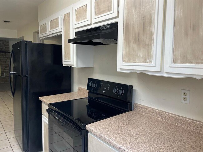 1715 W Doyle St Granbury, TX 76048 photo 5