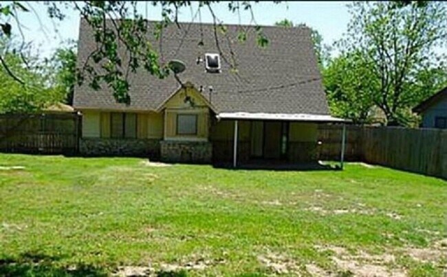 1715 W Doyle St Granbury, TX 76048 photo 2