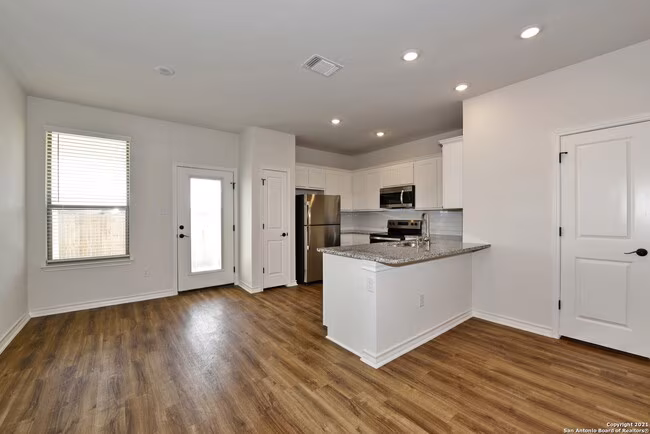 10344 Lynwood Crk San Antonio, TX 78245 photo 4
