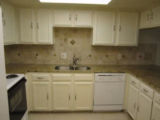 2708 Creekwood Court, Carrollton, TX 75006 photo 3