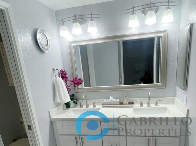 640 Camino De Ln San Diego, CA 92108 photo 2