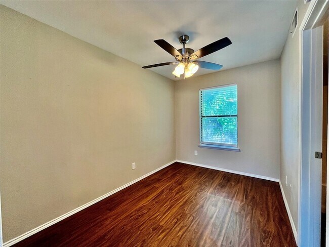 2526 W Prairie St Denton, TX 76201 photo 5