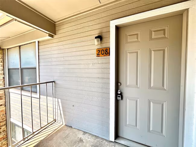 2526 W Prairie St Denton, TX 76201 photo 3