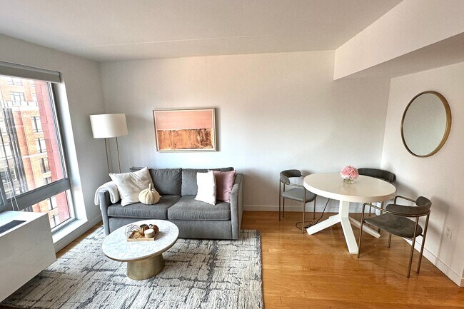 555 W 23rd St New York, NY 10011 photo 2