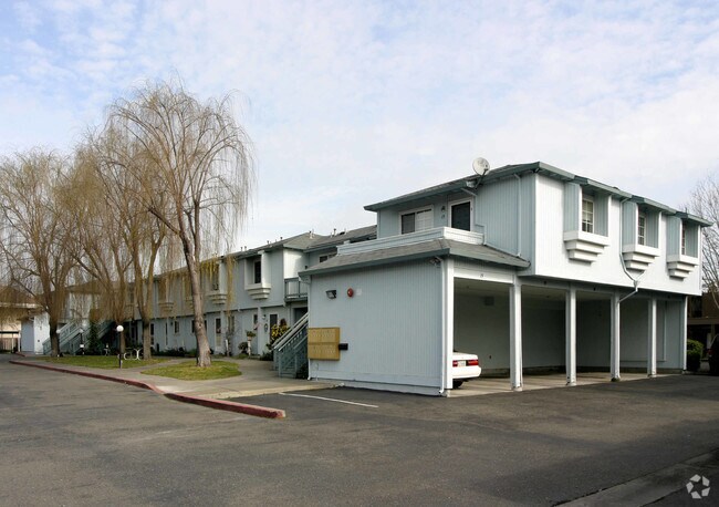 500 Russell Ave photo 2