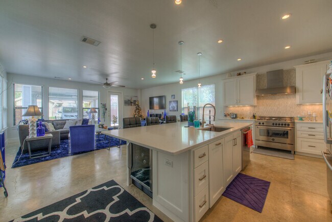 610 West Dr Austin, TX 78705 photo 2