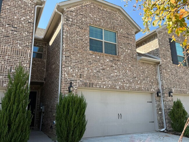 624 Hutchinson Ln Lewisville, TX 75077 photo 2