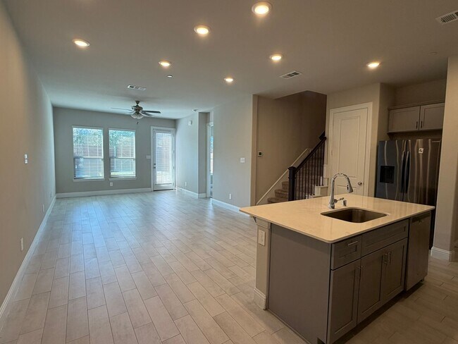 624 Hutchinson Ln Lewisville, TX 75077 photo 4