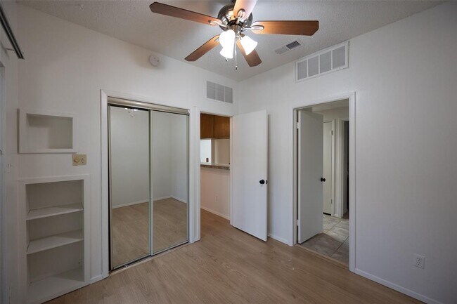806 W 24th St Austin, TX 78705 photo 3