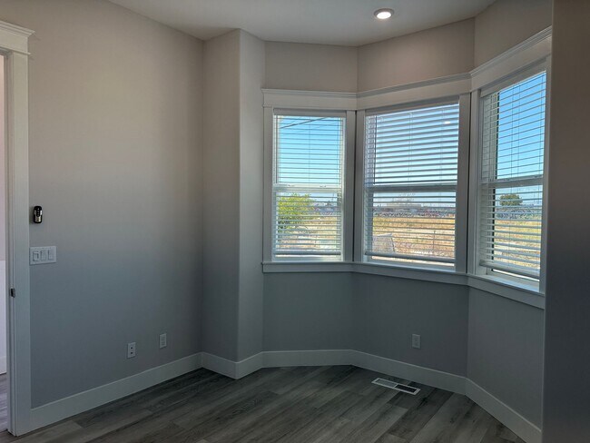 832 Pine St Oakland, CA 94607 photo 2
