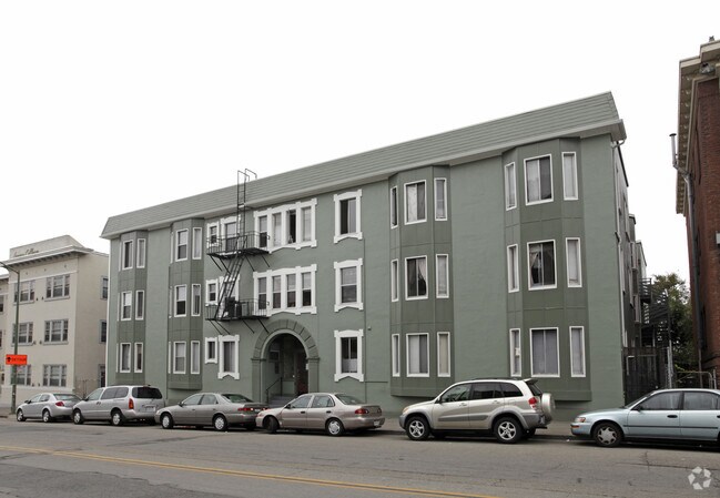 Emerald Estates Apartments photo 2