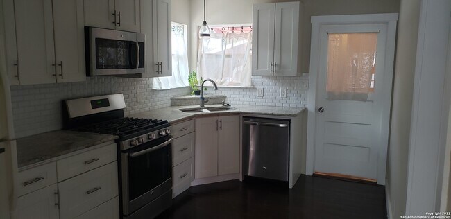 1607 Waverly Ave San Antonio, TX 78201 photo 2