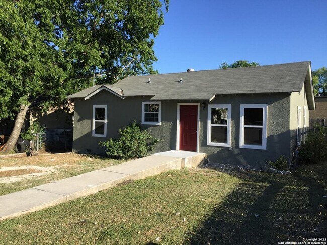 710 Poinsettia St San Antonio, TX 78202 photo 2