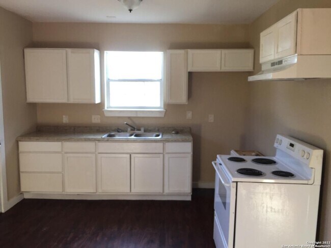 710 Poinsettia St San Antonio, TX 78202 photo 3