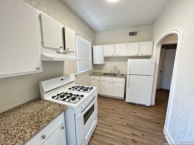 1625 McCullough Ave San Antonio, TX 78212 photo 3