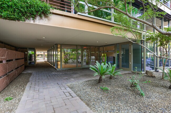 7137 E Rancho Vista Dr Scottsdale, AZ 85251 photo 2