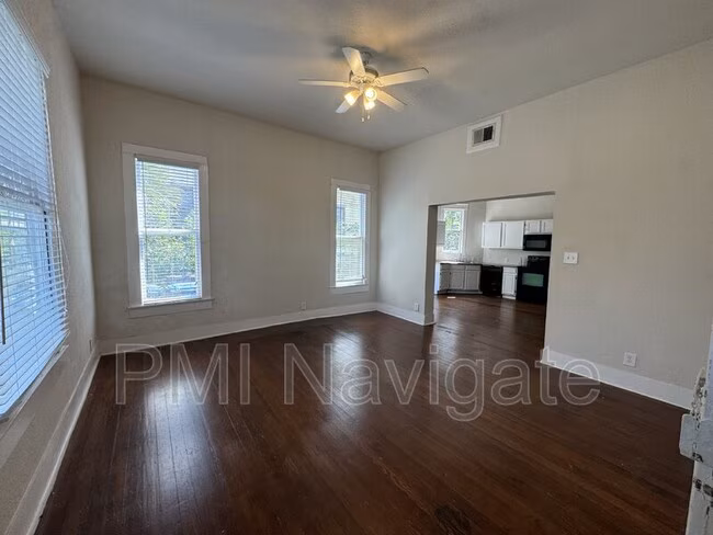 410 E Carson St San Antonio, TX 78208 photo 2