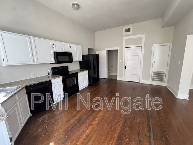 410 E Carson St San Antonio, TX 78208 photo 4