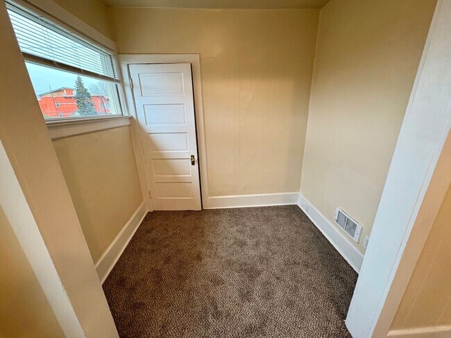 556 Ward St Seattle, WA 98109 photo 4