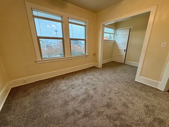556 Ward St Seattle, WA 98109 photo 3